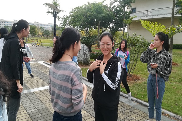 2.同学们在玩“驿站传书”游戏.jpg