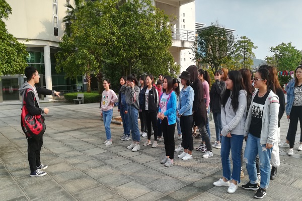 1.体育委员在介绍活动规则.jpg