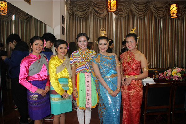 2-身穿泰国服饰的泰国学生在文化中心接待参观客人.jpg