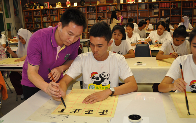 郭元兵院长指导营员写毛笔字