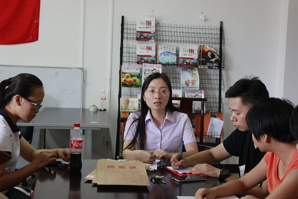 我院学生党支部书记周虹老师总结发言