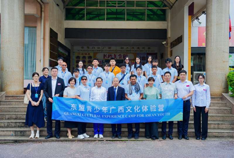 东盟青少年广西文化体验营代表团一行来访我校
