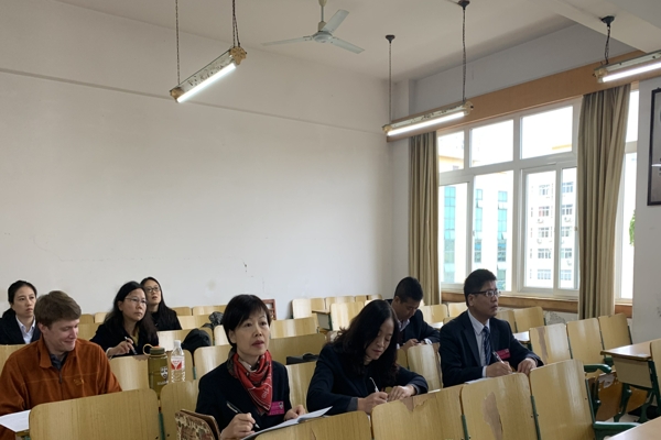 2.学院领导班子认真听课.JPG