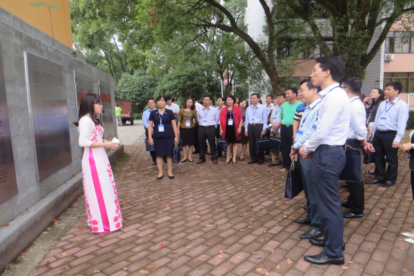 1-我校越南留学生阮氏莲用越语做讲解(左一).jpg 1-我校越南留学生阮氏莲用越语做讲解(左一).jpg