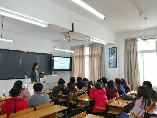 国际学生聆听本科毕业论文写作规范.jpg