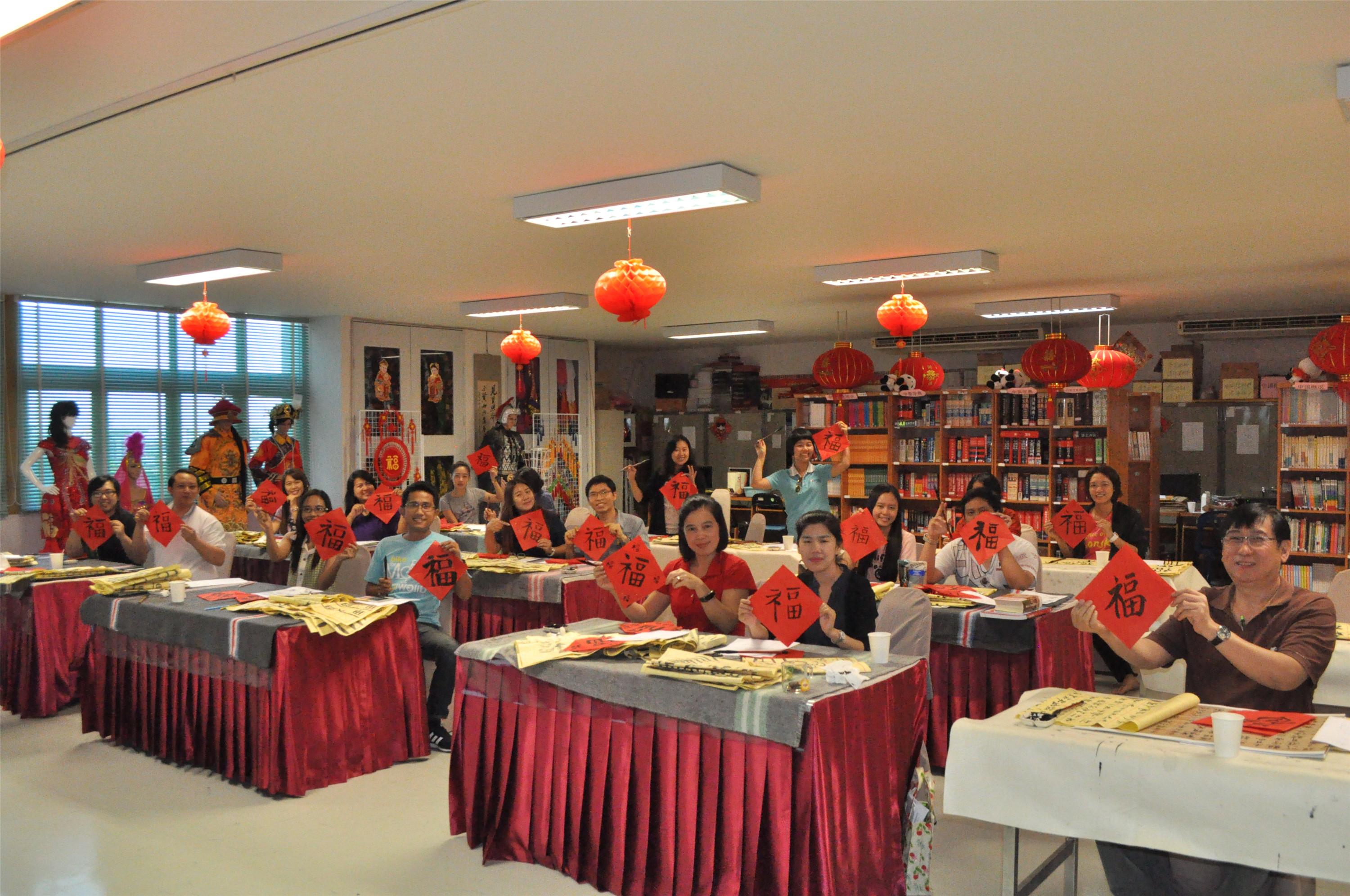 学员们展示书法作品