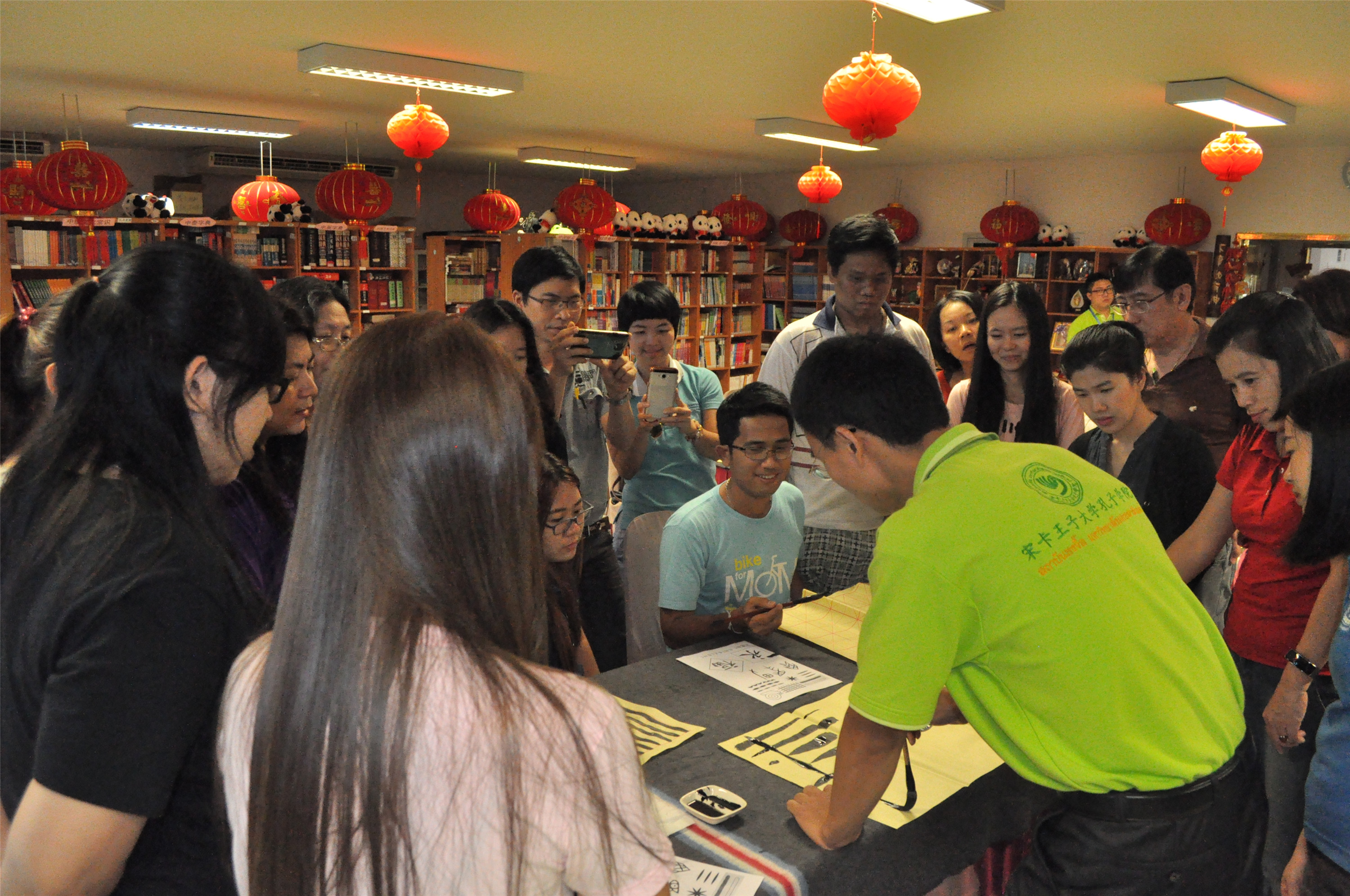 学员们观察老师运笔