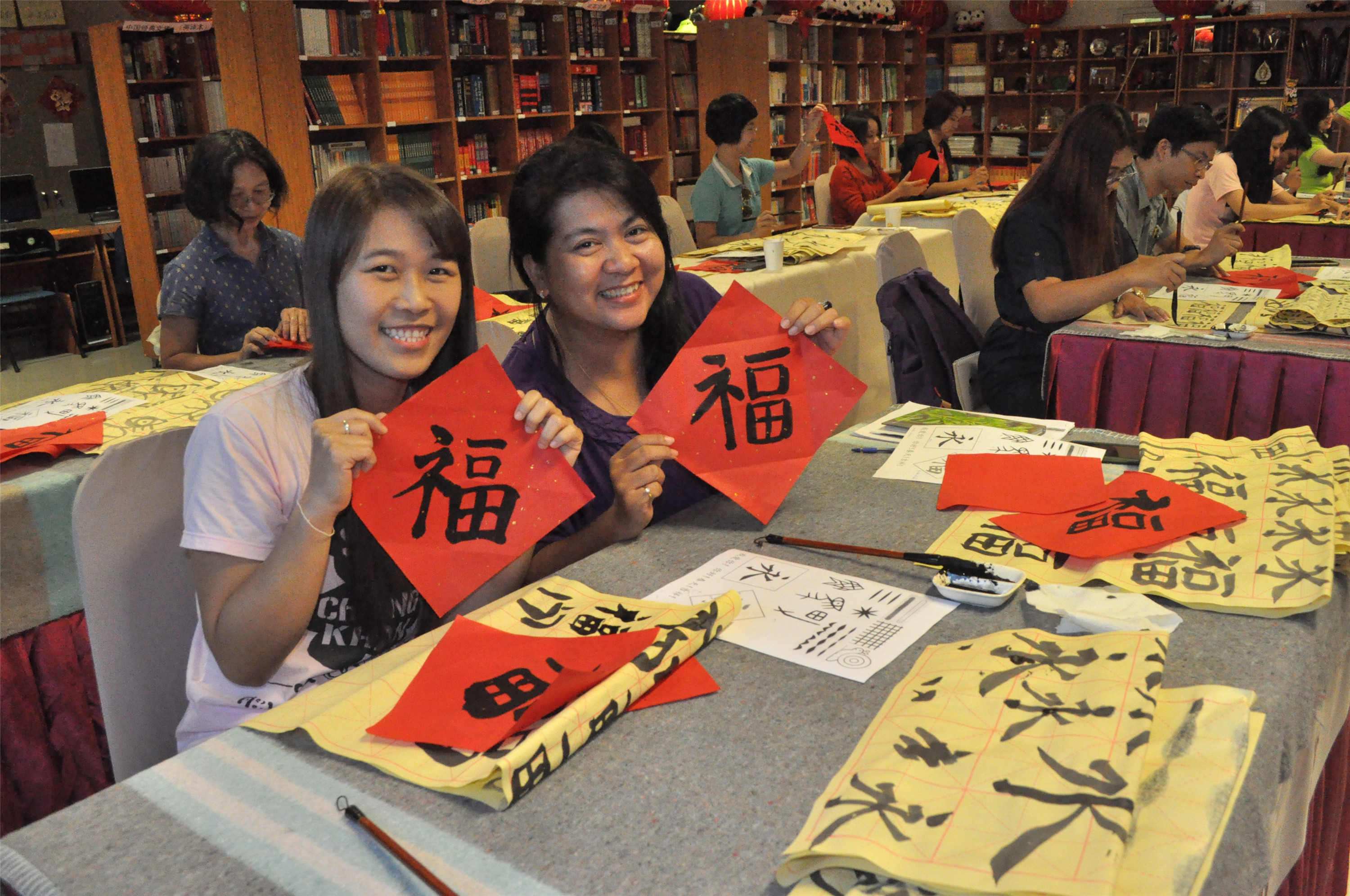 学员向老师展示作品