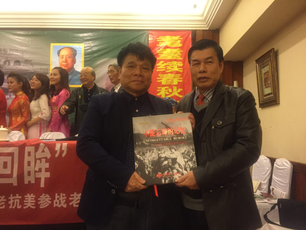 抗美援越老兵向我校赠送书籍