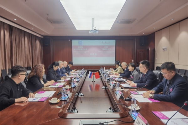 俄罗斯库尔斯克国立大学校长率代表团访问我校