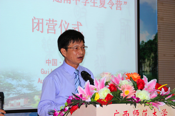 越南教育培训部中学司副司长阮仲环在闭营仪式上发言