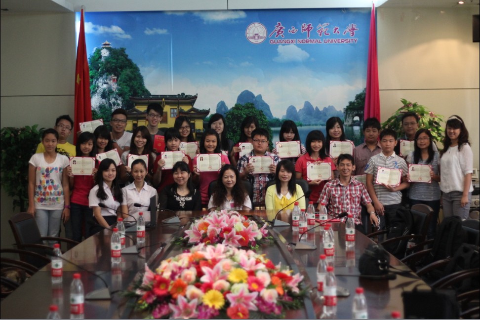 2013首届印尼中学生夏令营团结业典礼合影留念