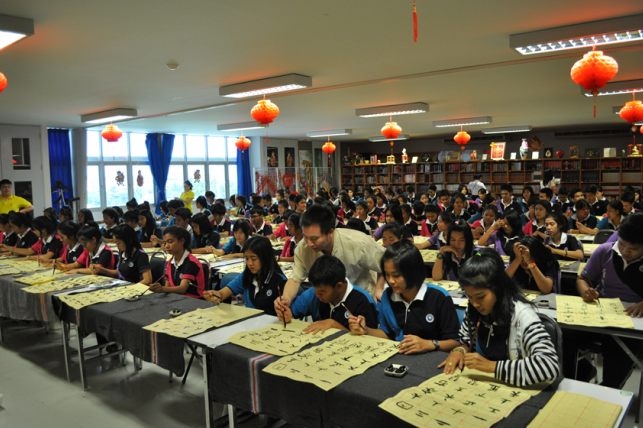 营员们认真学写毛笔字