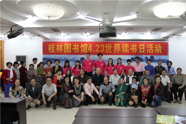 留学生们跟参加诗会的部分人员合影.jpg