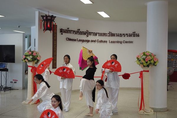 2-孔院教师表演功夫扇.jpg