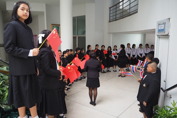 1-附中学生热烈欢迎揭牌仪式与会嘉宾.jpg