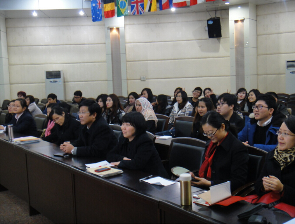 老师和同学们认真聆听汇报