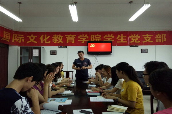 学生优秀共产党员代表江其亮同志在谈心得感受.jpg