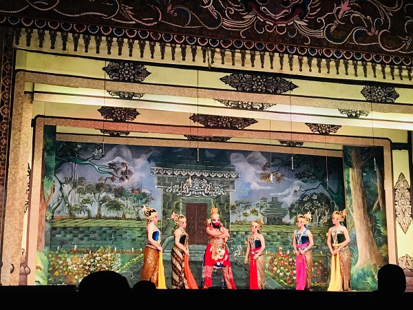 1.观看Wayang表演.jpg