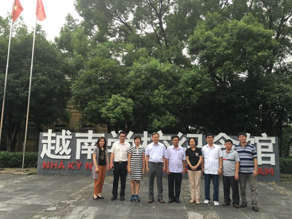 苏桂发副校长（左四）与阮文理副院长（左五）.jpg
