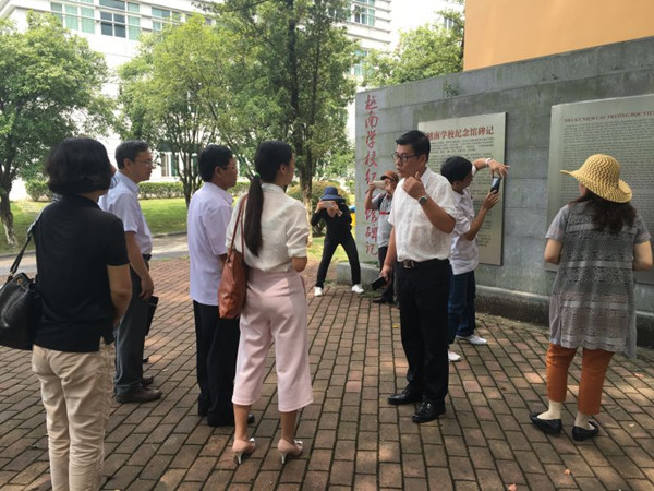 越南胡志明国家政治行政学院三院阮文理副院长一行在参观纪念馆.jpg