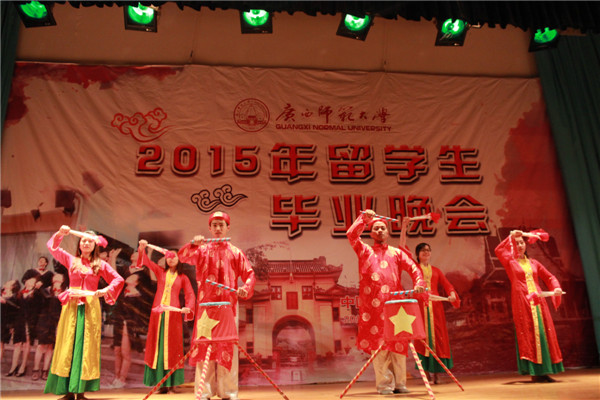 越南学生的舞蹈表演《越南渔村》