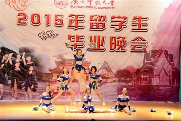 独秀五洲艺术团成员表演啦啦操