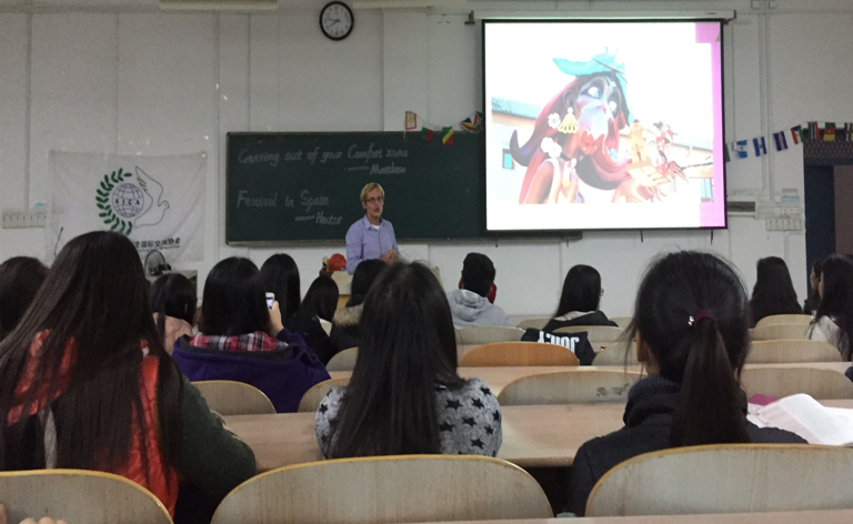 Hector向同学们描绘西班牙的特色节日