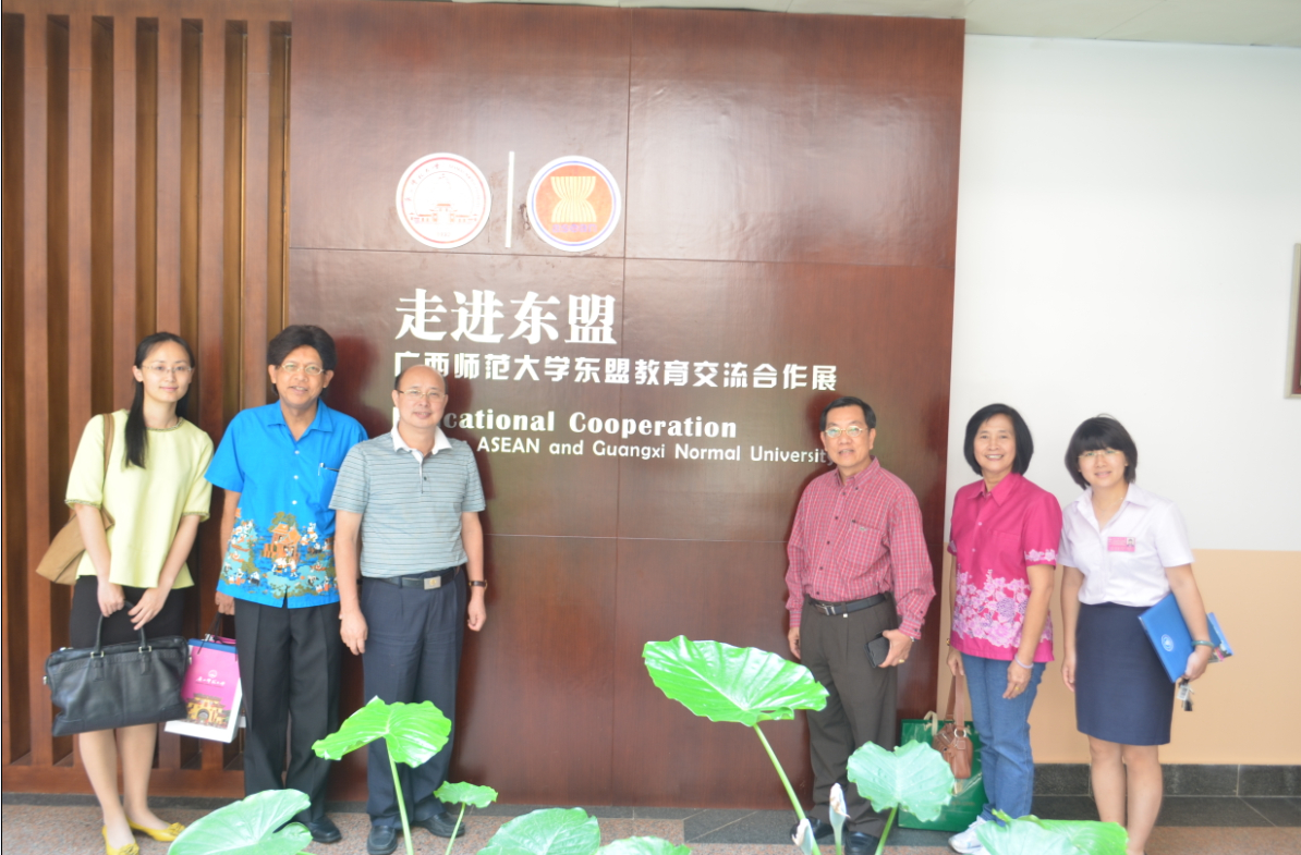 参观我校东盟展厅