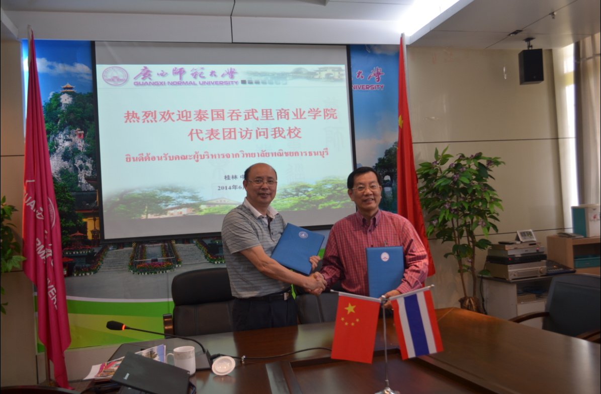 蔡昌卓副校长代表学校与吞武里商业学院Jirapun Puttarat校长签署合作协议