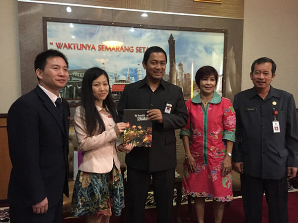 三宝垄市长向我校代表赠书