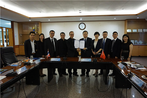3 苏桂发副校长代表学校与泰国庄棚皇家大学签署合作协议.jpg