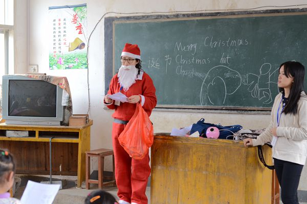 志愿者扮演圣诞老人，向学生们介绍圣诞节
