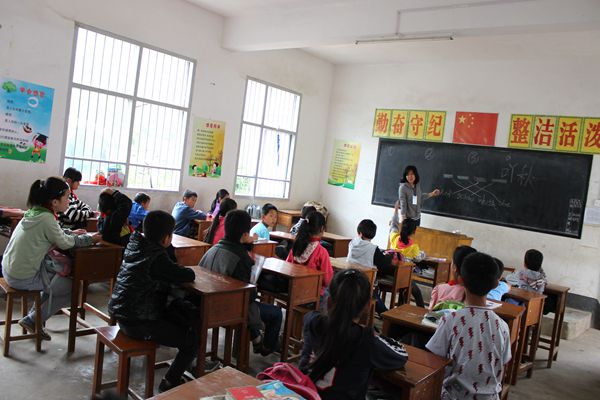 志愿者为小学生们上英语课