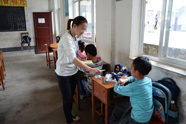 志愿者给学生们分发学习用品