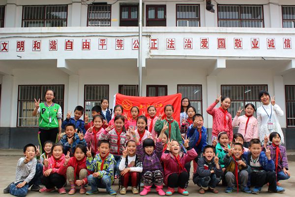 志愿者与学生们合影