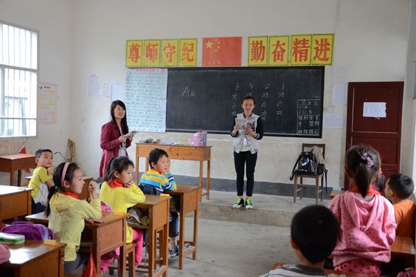志愿者为学生们上课