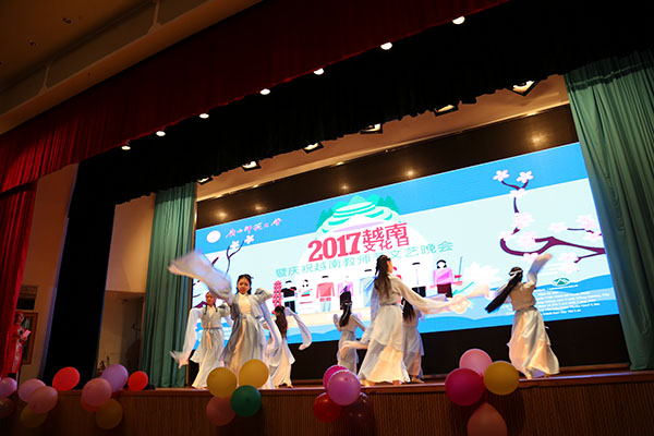 _0002_6中国学生表演传统舞蹈《采薇》.jpg