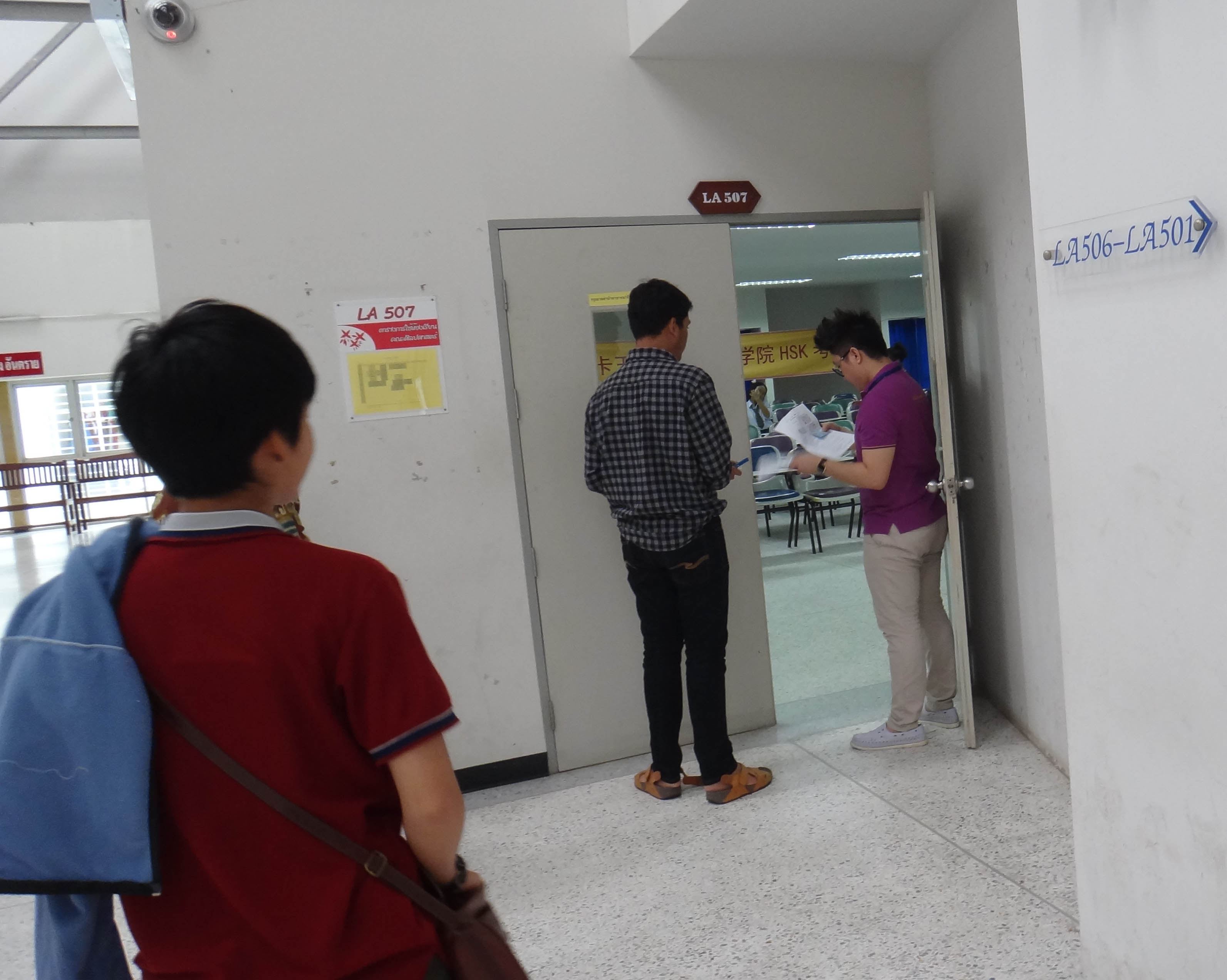 宋大孔院考务人员正在仔细核对考生信息