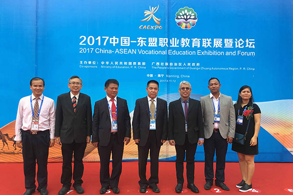 未标题-1_0001_李家永副校长与我校邀请外宾合影.jpg