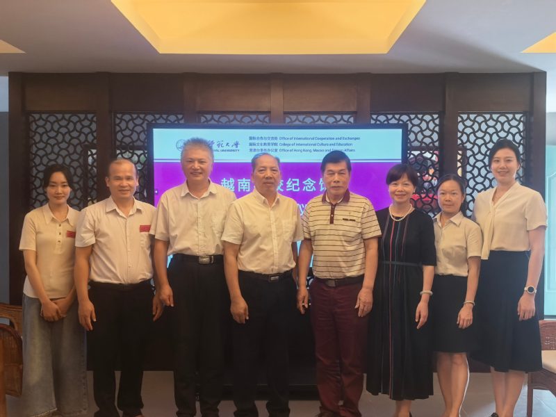 越南学校纪念馆举行馆长续聘仪式