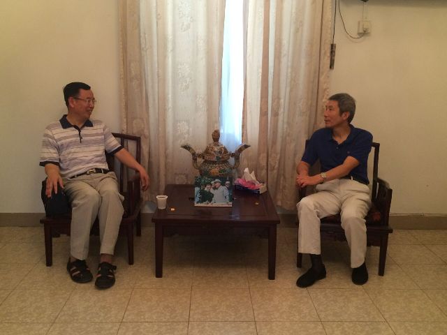 刘三振参赞与范先钢老师亲切交谈