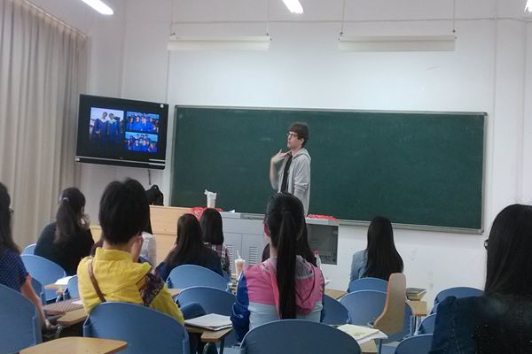 外籍教师正在介绍毕业派对