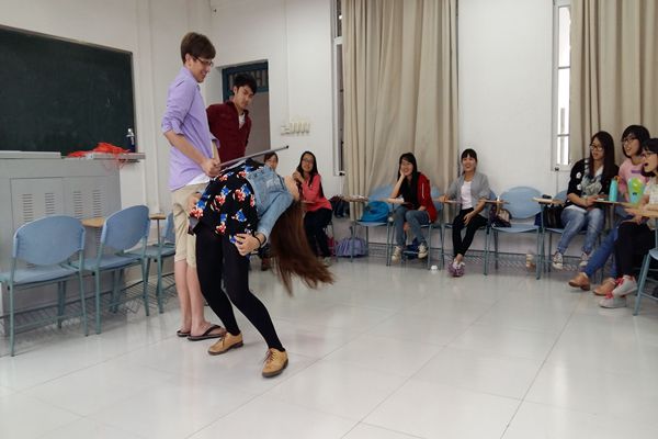同学们正在参加过杆游戏