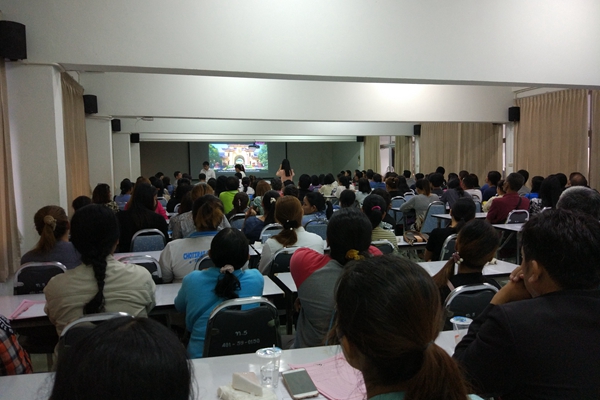 5-家长观看广西师范大学汉语教育项目介绍.jpg