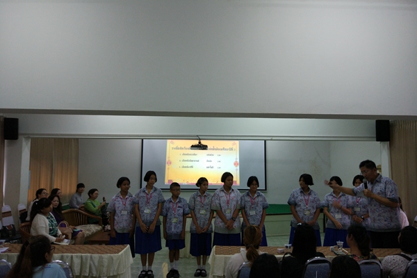 4-汉语班优秀学生接受表彰.jpg