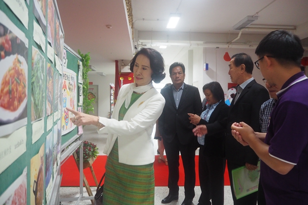 2-洛坤塔叻中学汉语项目顾问邱瑞芝女士参观孔院.jpg