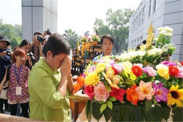 泰国驻南宁总领事馆代总领事林玉环进行浴佛仪式
