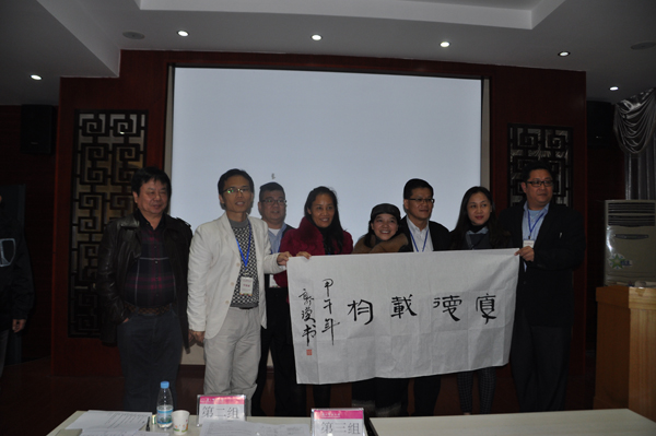 学员与专家共同展示中华传统文化