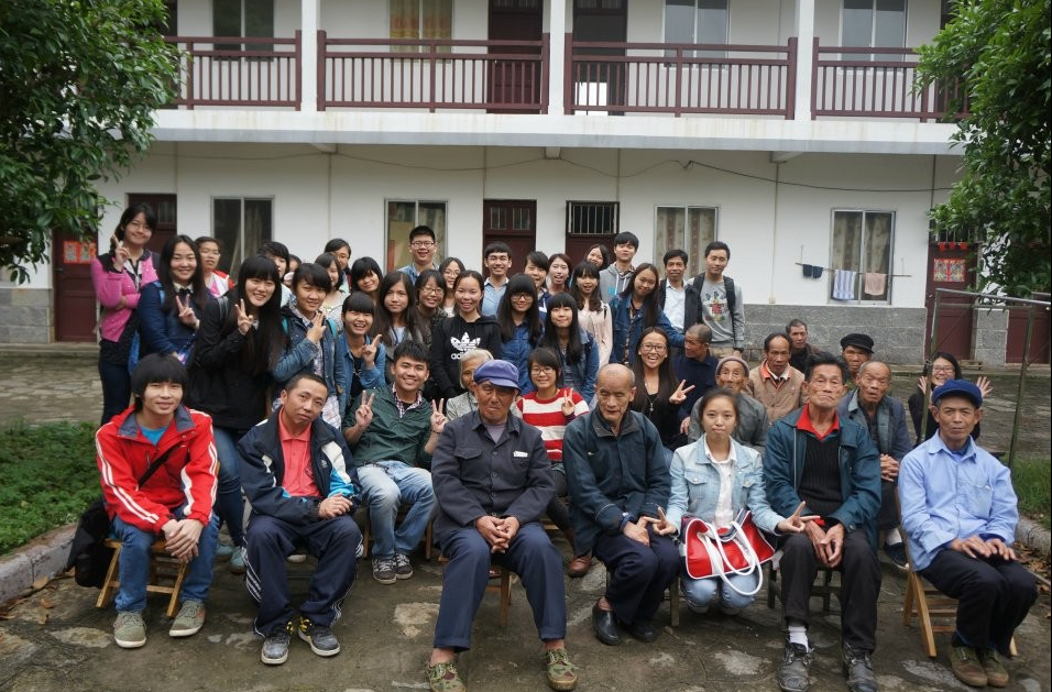 同学们和老人院在敬老院院子里合影